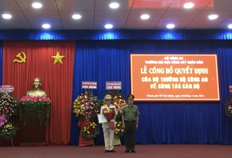 Thứ trưởng Nguyễn Văn Thành trao quyết định của Bộ trưởng Bộ Công an điều động, bổ nhiệm và tặng hoa chúc mừng Thiếu tướng Trần Thành Hưng
