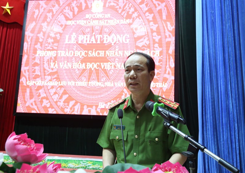 Đại tá, PGS.TS Trần Quang Huyên - Phó Giám đốc Học viện tuyên bố phát động phong trào đọc sách trong Học viện CSND năm 2021