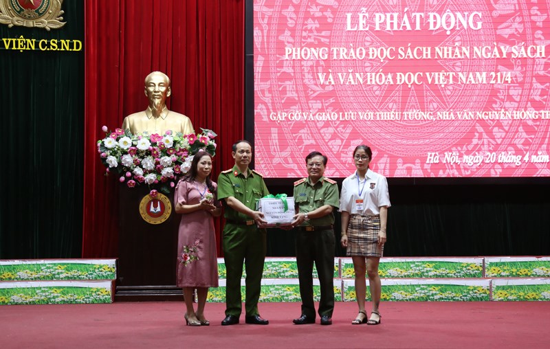 Thiếu tướng Nguyễn Hồng Thái và đại diện các nhà sách Nhã Nam, nhà sách Dân Hiền, nhà sách ADCBook trao tặng sách cho Học viện CSND