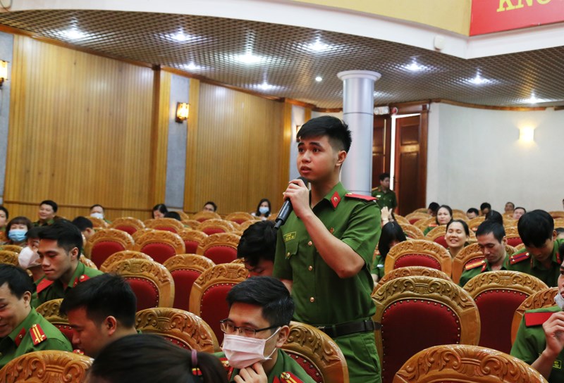 Cán bộ, học viên Học viện CSND đặt câu hỏi giao lưu cùng Thiếu tướng, nhà văn Nguyễn Hồng Thái