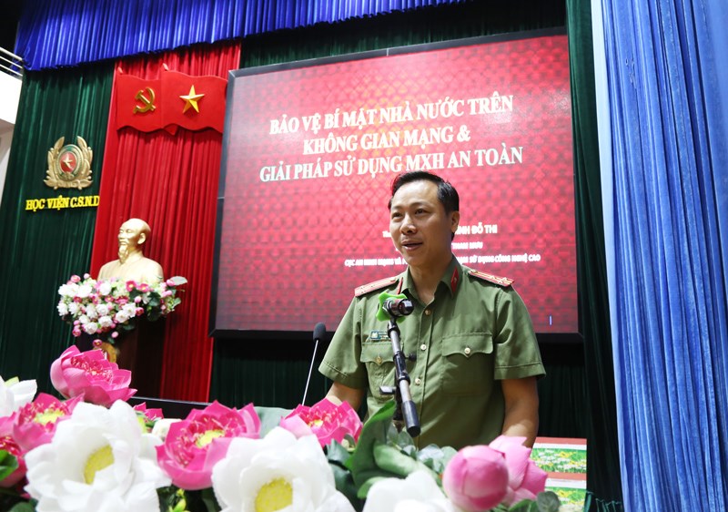 Thượng tá Nguyễn Đình Đỗ Thi - Phó Trưởng phòng Tham mưu, Cục An ninh mạng và phòng chống tội phạm sử dụng công nghệ cao, Bộ Công an báo cáo tại Hội nghị