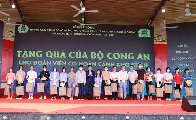 Đồng chí Trần Văn Thuật tặng quà của Bộ Công an cho các đoàn viên có hoàn cảnh khó khăn
