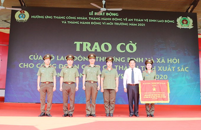 Đồng chí Lê Văn Thanh trao Cờ thi đua của Bộ Lao động - Thương binh và xã hội tặng BCH Công đoàn CAND