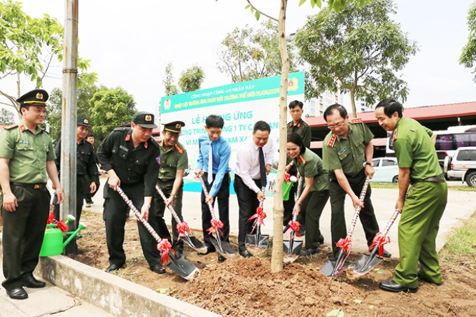 Thứ trưởng Nguyễn Văn Thành cùng các đại biểu trồng cây tại vườn cây Công đoàn