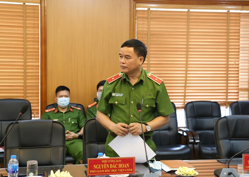Thiếu tướng, GS.TS Nguyễn Đắc Hoan, Phó Giám đốc Học viện thông tin với đoàn công tác về các phương án phòng, chống dịch Covid trước và trong thời gian bầu cử