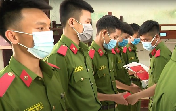 Học viện Cảnh sát Nhân dân tới từng phòng ký túc xá phát tài liệu tận tay cho sinh viên. (Ảnh: PV/Vietnam+)