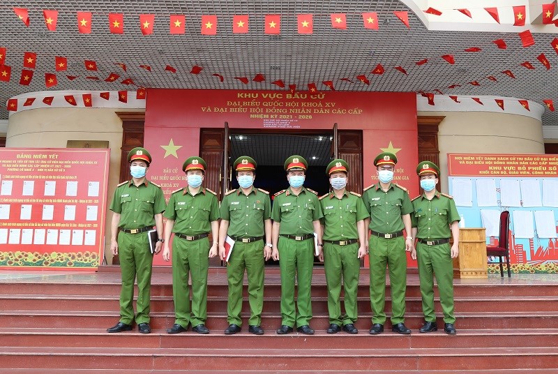 Thiếu tướng, GS.TS Nguyễn Đắc Hoan - Phó Giám đốc Học viện và các thành viên trong Ban chỉ đạo bầu cử đi kiểm tra 03 khu vực bỏ phiếu