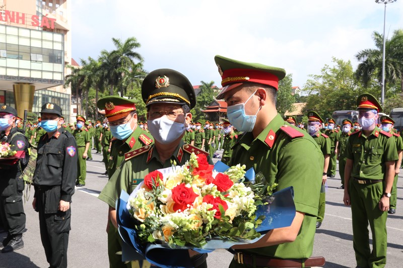 Thứ trưởng Nguyễn Văn Sơn và lãnh đạo các đơn vị tiễn đoàn công tác lên đường thực hiện nhiệm vụ
