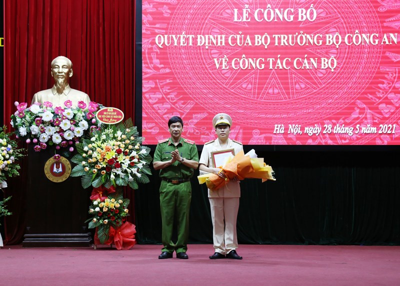 Thiếu tướng, GS.TS Trần Minh Hưởng trao Quyết định của Bộ trưởng Bộ Công an cho Đại tá, PGS.TS Trần Hồng Quang