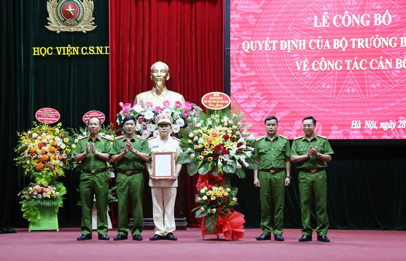Đảng ủy, Ban Giám đốc Học viện CSND tặng hoa chúc mừng Đại tá, PGS.TS Trần Hồng Quang