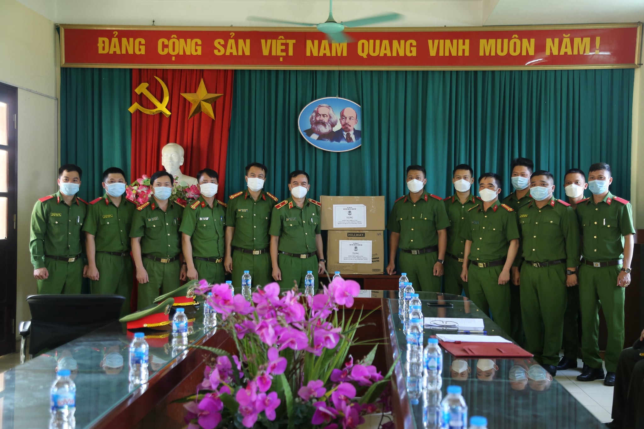 Thiếu tướng Nguyễn Đắc Hoan - Phó Giám đốc Học viện CSND tặng quà cho học viên Học viên đang tăng cường, chi viện tại huyện Yên Phong, tỉnh Bắc Ninh