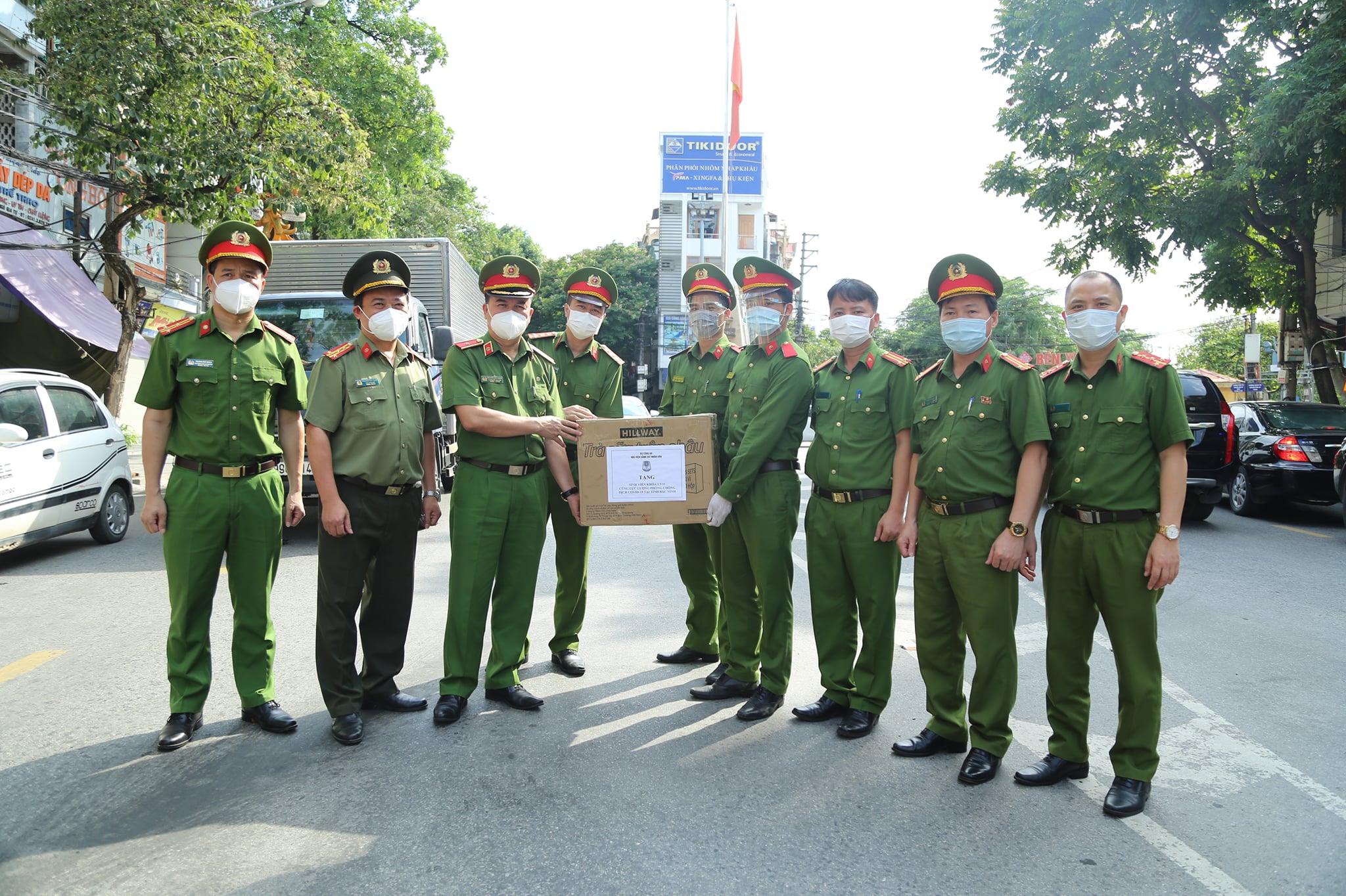 Thiếu tướng Nguyễn Đắc Hoan - Phó Giám đốc Học viện CSND tặng quà cho học viên Học viên tại điểm chốt phòng, chống dịch