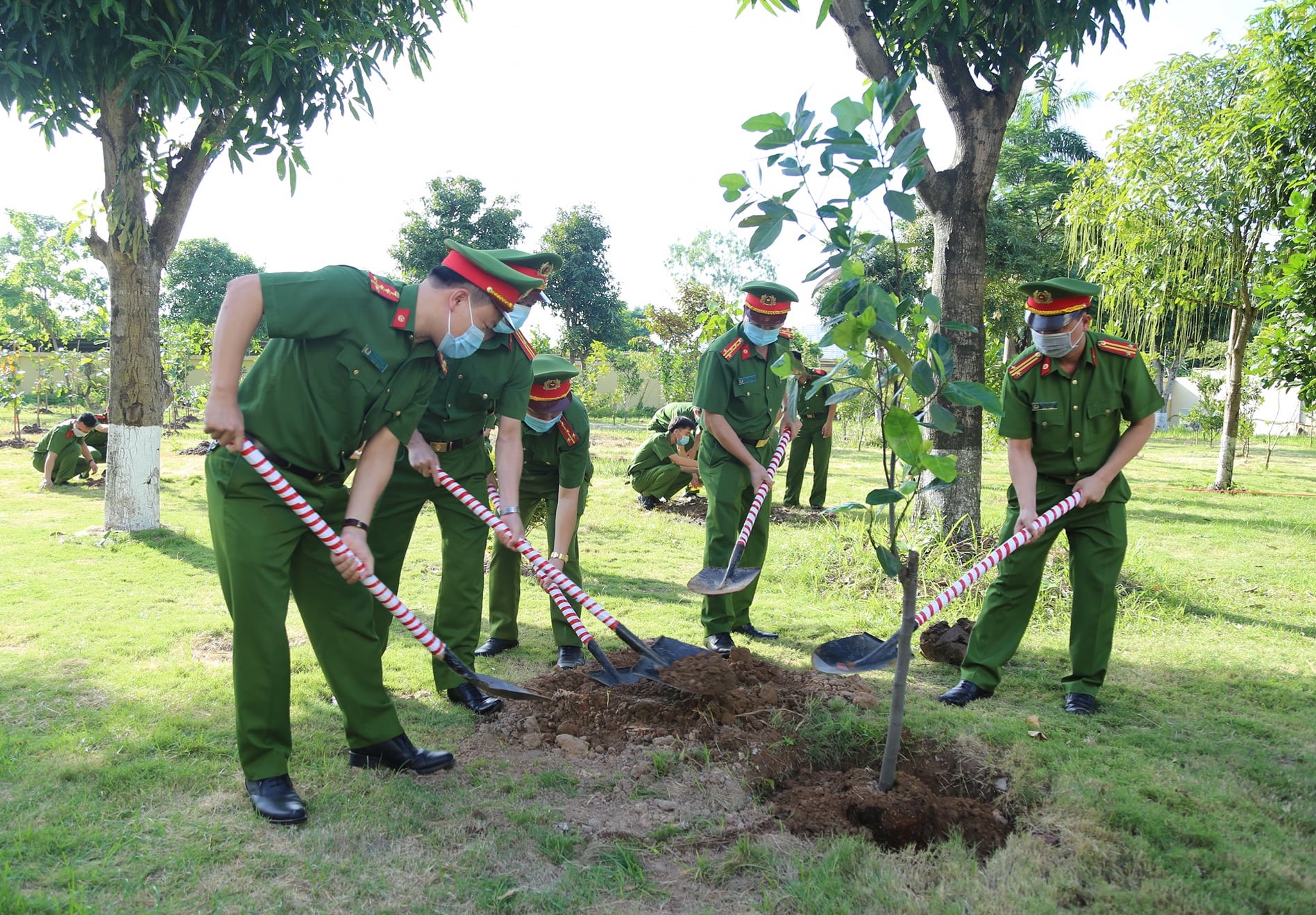 Đại tá Nguyễn Đăng Sáu - Phó Giám đốc Học viện Cảnh sát nhân dân và đại diện các đơn vị tham gia trồng cây xanh