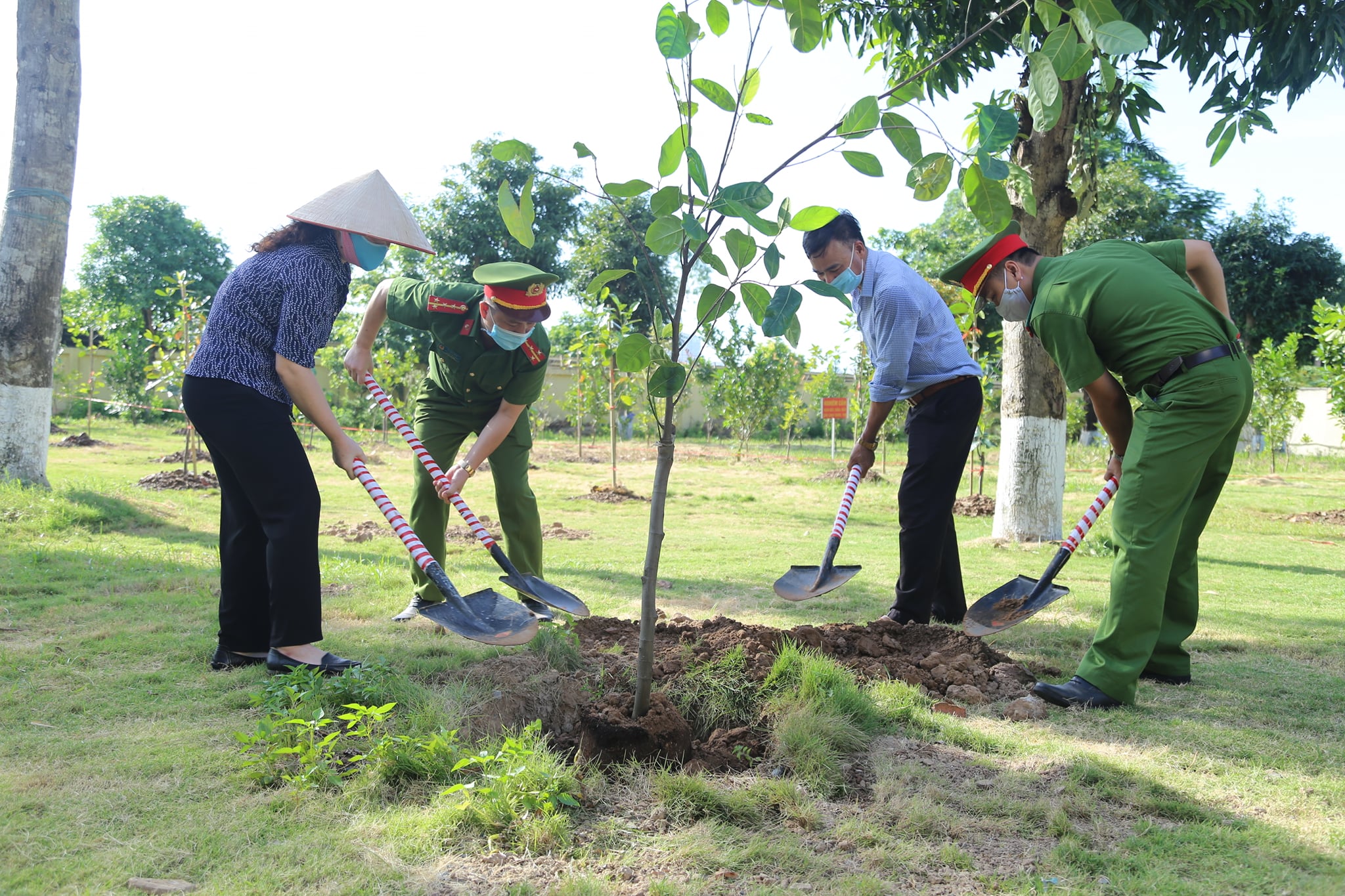 Đại tá Nguyễn Đăng Sáu - Phó Giám đốc Học viện Cảnh sát nhân dân
            và đại diện các đơn vị tham gia trồng cây xanh