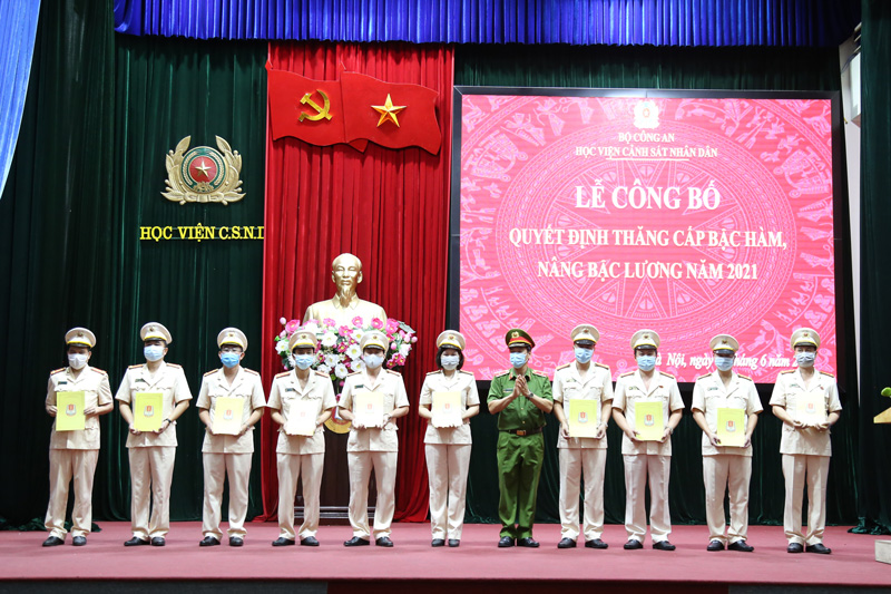 Thiếu tướng, GS.TS Trần Minh Hưởng - Giám đốc Học viện trao quyết định cho 10 đồng chí được thăng cấp bậc hàm Đại tá
