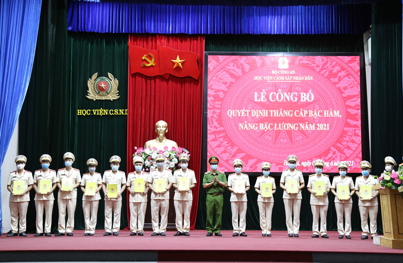 Thiếu tướng, GS.TS Trần Minh Hưởng - Giám đốc Học viện trao quyết định cho các đồng chí được thăng cấp bậc hàm, nâng bậc lương năm 2021
