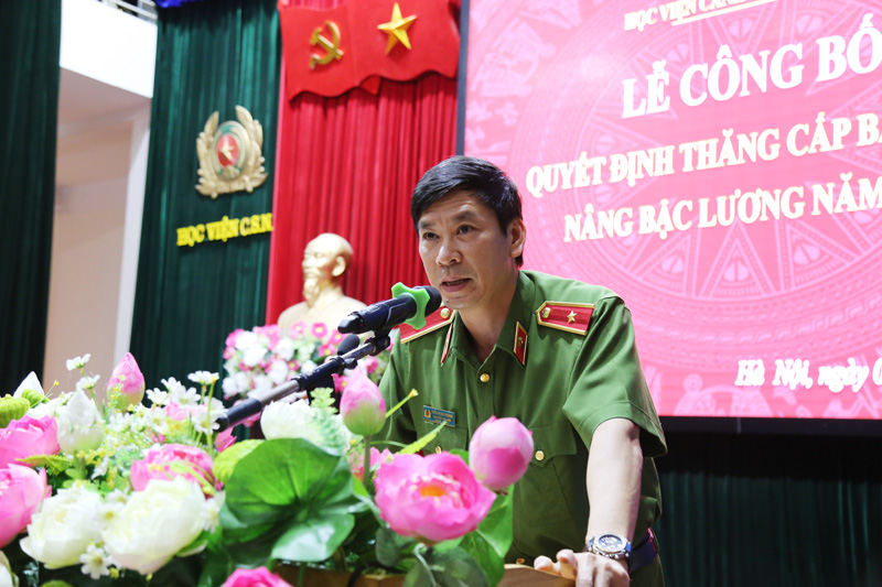 Thiếu tướng, GS.TS Trần Minh Hưởng - Giám đốc Học viện giao nhiệm vụ cho các đồng chí được thăng cấp bậc hàm, nâng bậc lương năm 2021