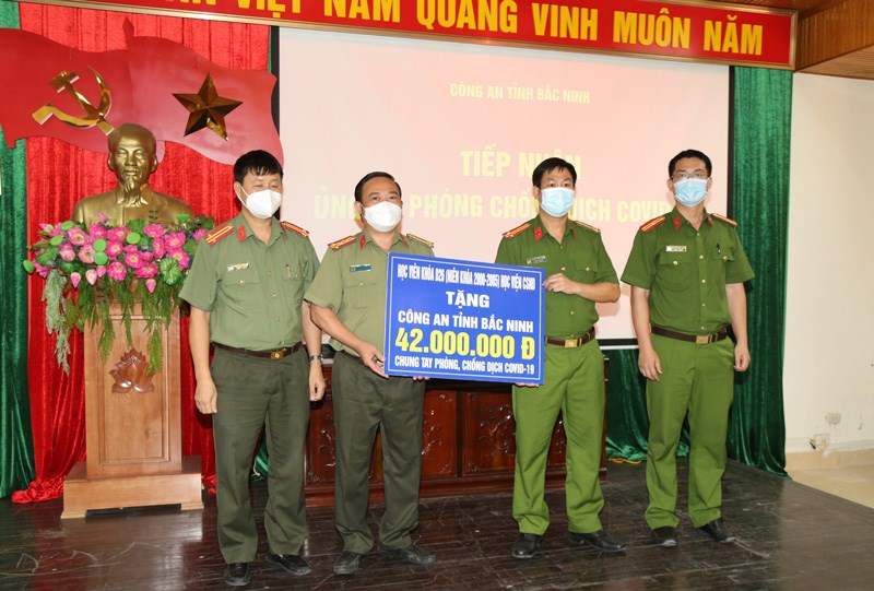 Đại diện học viên Khóa D26 - Học viện CSND trao tặng 42 triệu đồng cho Công an tỉnh Bắc Ninh