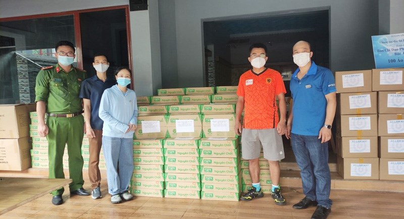 Đoàn công tác của Khoa Cảnh sát điều tra bàn giao số vật phẩm ủng hộ cán bộ, nhân dân Bắc Giang tới đơn vị vận chuyển