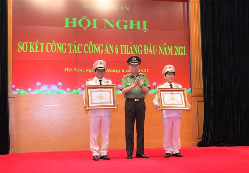 Thừa quyền của lãnh đạo Đảng, Nhà nước, Bộ trưởng Tô Lâm trao Huân chương Quân công hạng Ba tặng 02 cá nhân