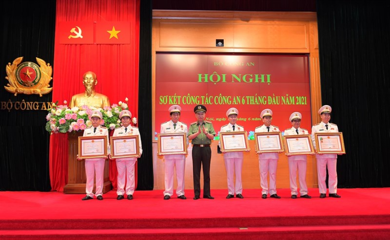 Thừa quyền của lãnh đạo Đảng, Nhà nước, Bộ trưởng Tô Lâm trao Huân chương Bảo vệ Tổ quốc hạng Nhất tặng 01 tập thể và Huân chương Chiến công các hạng tặng 06 cá nhân