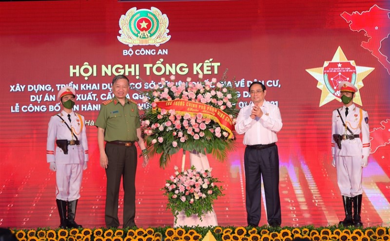 Thủ tướng Phạm Minh Chính tặng hoa chúc mừng Hội nghị