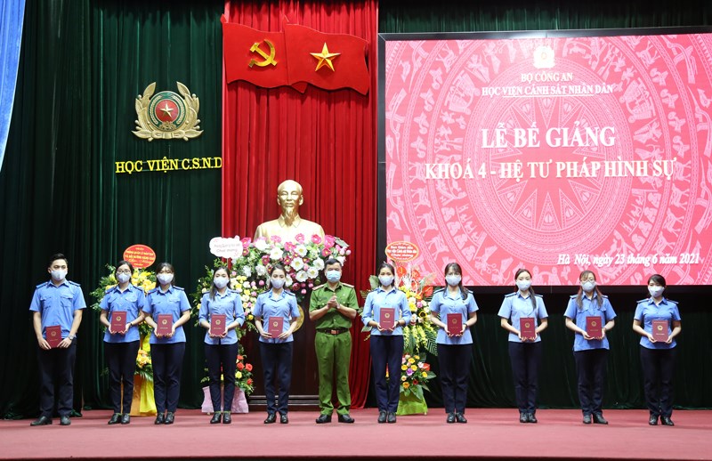 Thiếu tướng, GS.TS Nguyễn Đắc Hoan, Phó Giám đốc Học viện trao Bằng tốt nghiệp cho các tân cử nhân