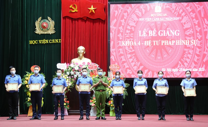 Thiếu tướng, GS.TS Nguyễn Đắc Hoan, Phó Giám đốc Học viện trao Giấy khen của Học viện CSND cho các sinh viên có thành tích xuất sắc trong học tập