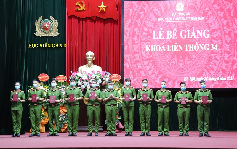 Thiếu tướng, GS. TS Nguyễn Đắc Hoan, Phó Giám đốc Học viện trao bằng cho các tân Cử nhân