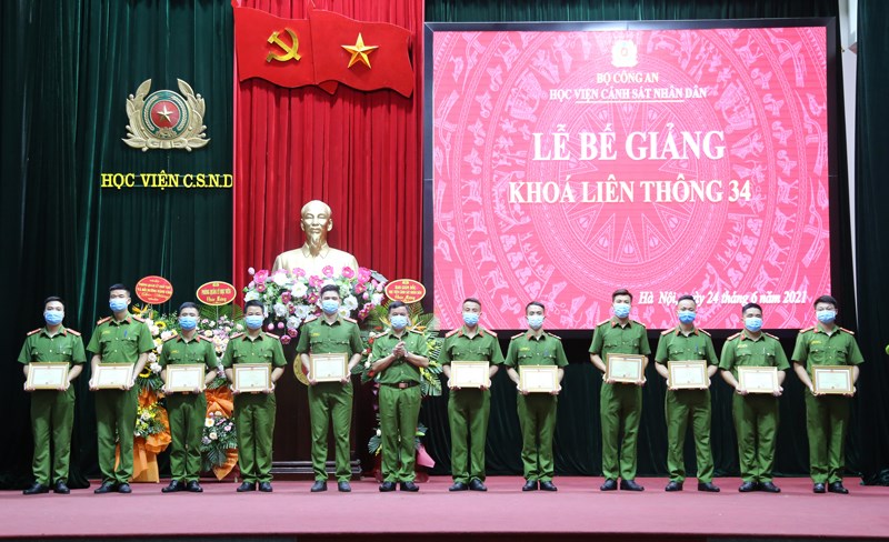Thiếu tướng, GS.TS Nguyễn Đắc Hoan, Phó Giám đốc Học viện trao Giấy khen cho các học viên có thành tích xuất sắc trong học tập, rèn luyện, tham gia quản lý lớp học và các hoạt động phong trào