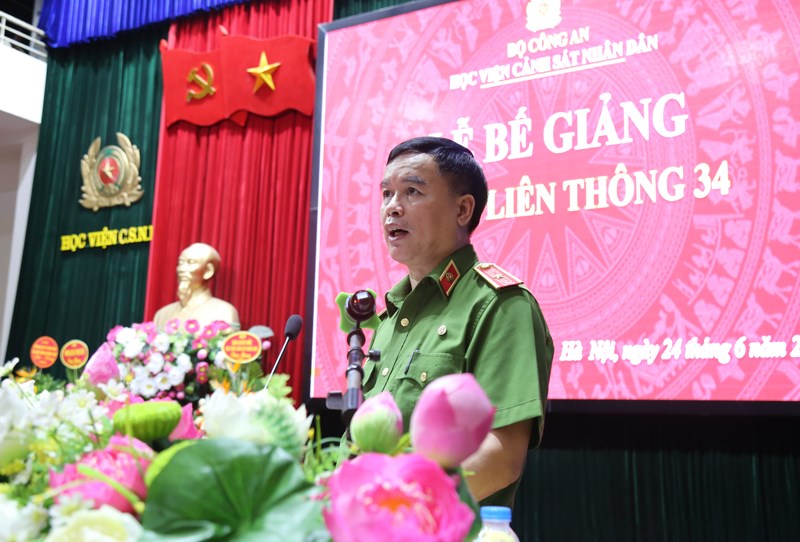 Thiếu tướng, GS.TS Nguyễn Đắc Hoan, Phó Giám đốc Học viện phát biểu tại buổi lễ bế giảng