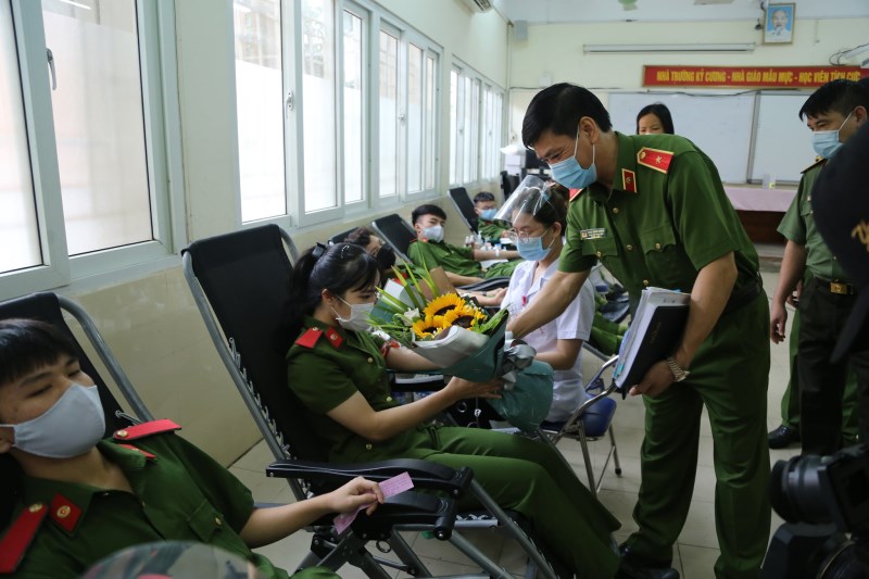 Thiếu tướng, GS.TS Trần Minh Hưởng - Giám đốc Học viện động viên cán bộ, học viên tham gia hiến máu tình nguyện