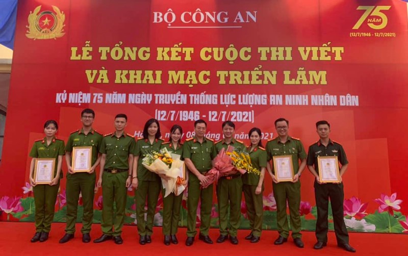 Đại tá.TS Nguyễn Đăng Sáu, Phó Giám đốc Học viện tặng hoa chúc mừng cho các tác giả, nhóm tác giả có bài dự thi xuất sắc đạt giải