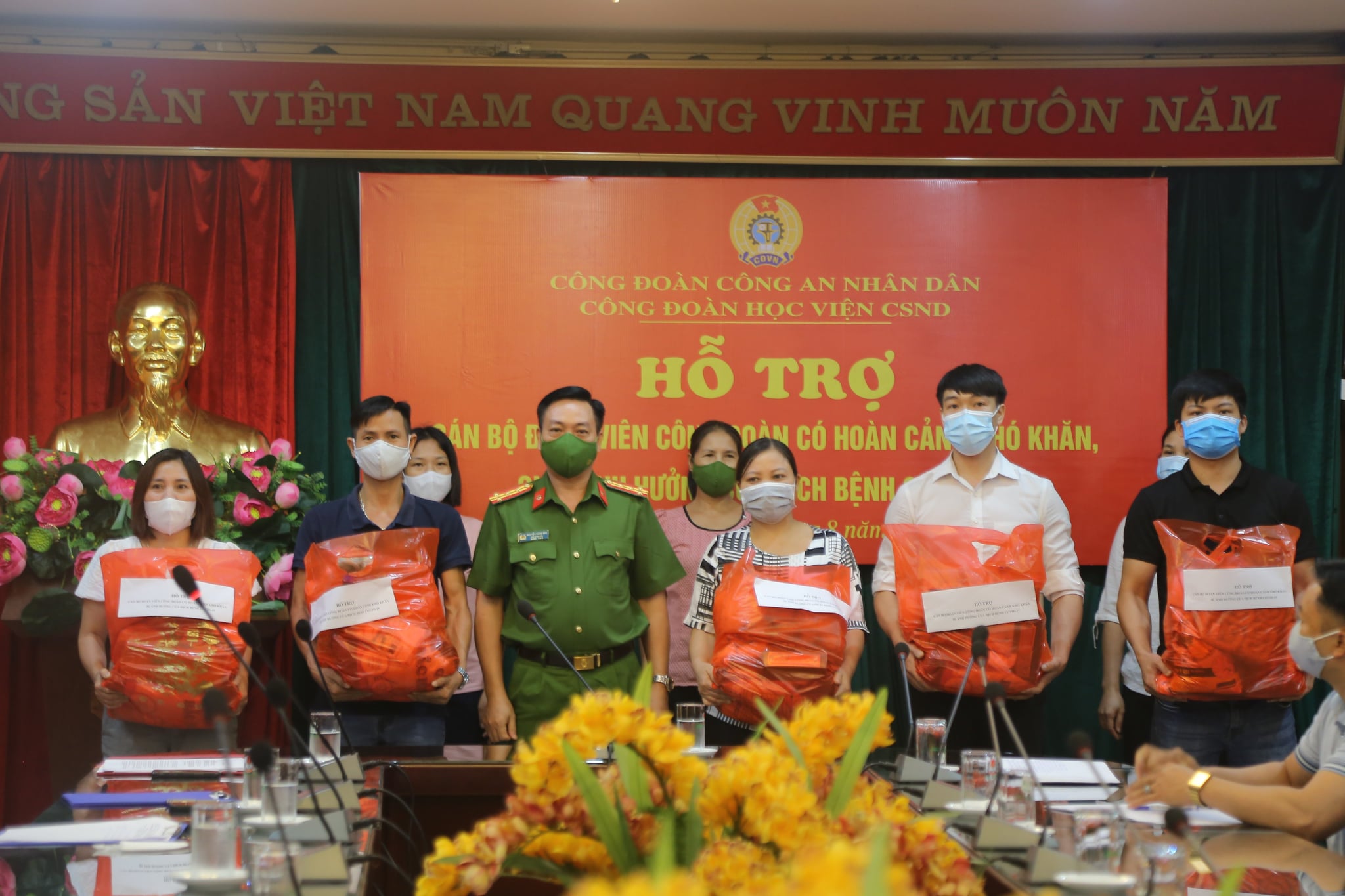 Đại tá, TS Nguyễn Đăng Sáu - Phó Giám đốc Học viện tặng quà cho cán bộ, đoàn viên hoàn cảnh khó khăn bị ảnh hưởng bởi dịch bệnh