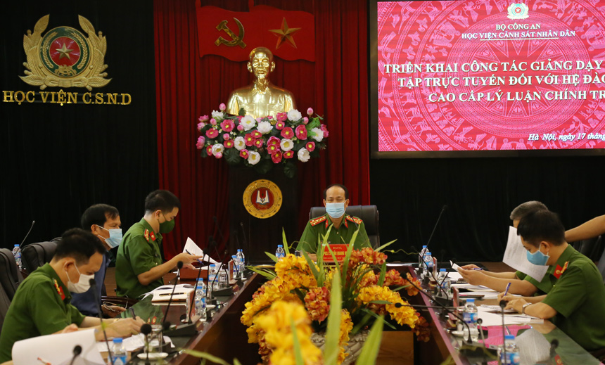 Đại tá, PGS. TS Trần Quang Huyên, Phó Giám đốc Học viện phát biểu tại buổi làm việc