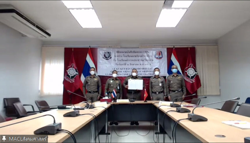 Thiếu tướng, GS.TS Trần Minh Hưởng, Giám đốc Học viện CSND và Trung tướng Nirundorn Luamsri, Giám đốc Học viện CSHG Thái Lan ký kết bản ghi nhớ hợp tác
