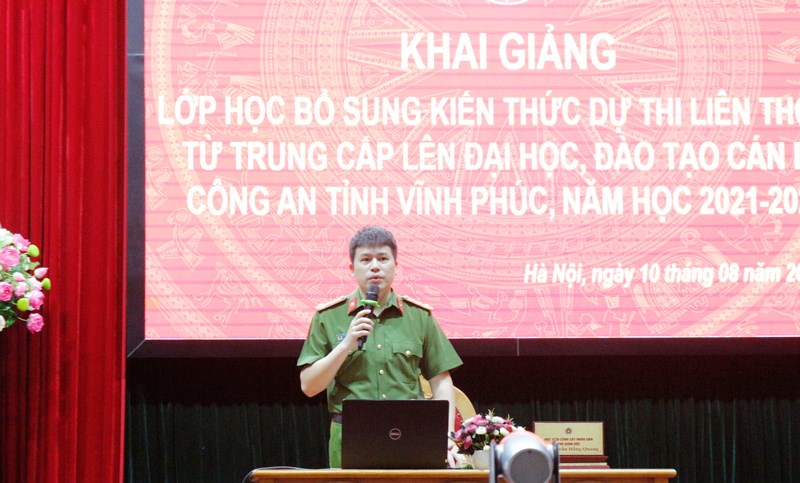 Đại tá, PGS.TS Trần Hồng Quang, Phó Giám đốc Học viện phát biểu tại lễ khai giảng tại điểm cầu Học viện CSND