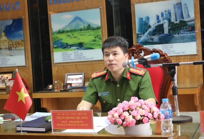 Đại tá, PGS.TS Trần Hồng Quang - Phó Giám đốc Học viện phát biểu khai giảng khóa học