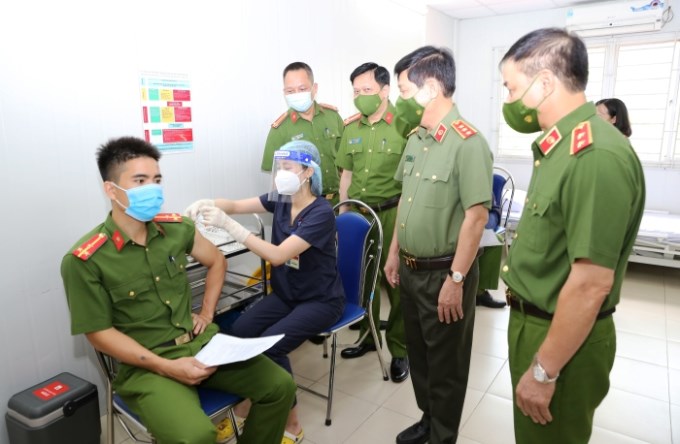 Thứ trưởng Nguyễn Văn Sơn thăm hỏi, động viên lực lượng tham gia công tác tiêm vắc-xin phòng, chống dịch Covid-19