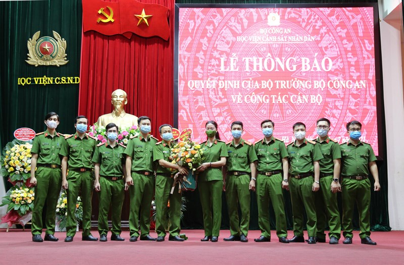 Đại diện các đơn vị chức năng thuộc Học viện tặng hoa chúc mừng Thượng tá, PGS.TS Đặng Thu Hiền