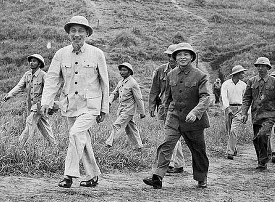 Chủ tịch Hồ Chí Minh và Đại tướng Võ Nguyên Giáp năm 1957 (Ảnh: AP)
