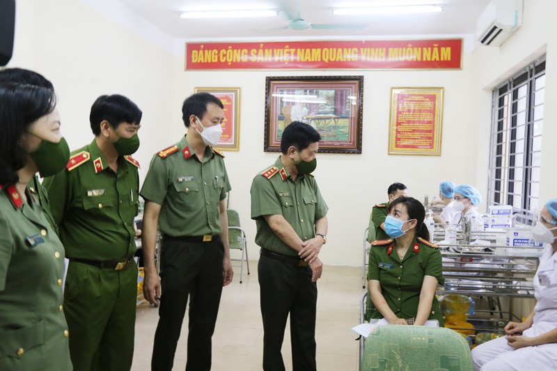 Thượng tướng Nguyễn Văn Sơn, Thứ trưởng Bộ Công an kiểm tra cơ sở vật chất tại Học viện và động viên cán bộ, chiến sĩ tham gia tiêm chủng