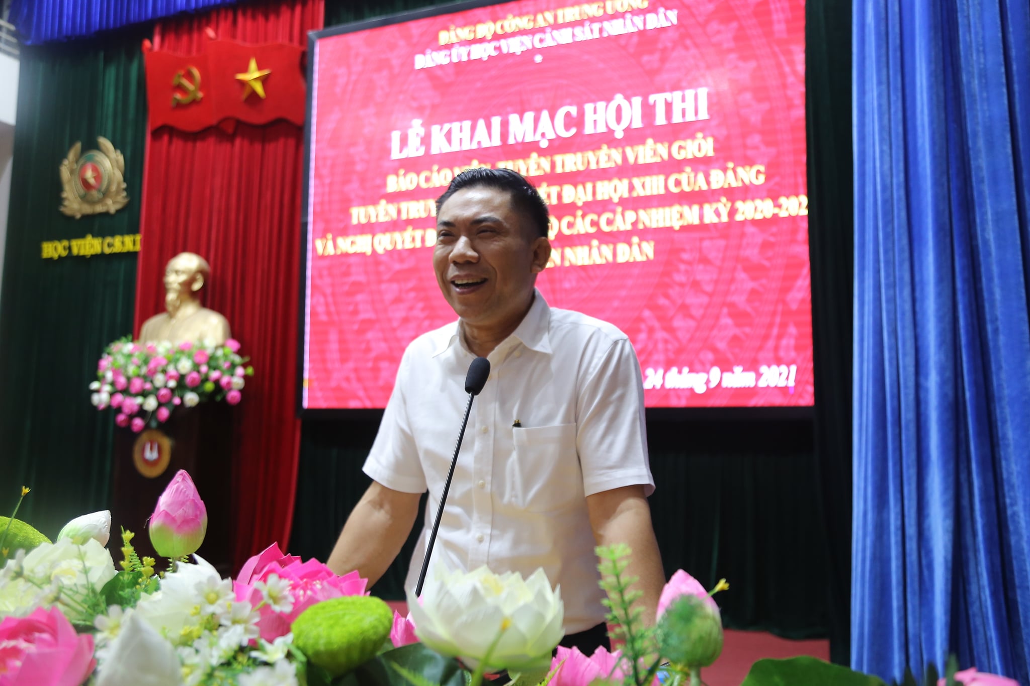 TS Đoàn Văn Báu, Vụ trưởng Vụ Lý luận chính trị, Ban Tuyên giáo Trung ương nhận xét phần dự thi của các thí sinh