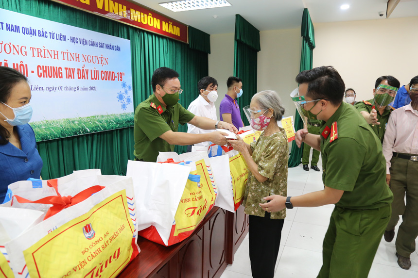 Đại tá, PGS. TS Nguyễn Đăng Sáu, Phó Giám đốc Học viện tặng quà cho các hộ gia đình chính sách gặp khó khăn do bị ảnh hưởng của đại dịch Covid - 29