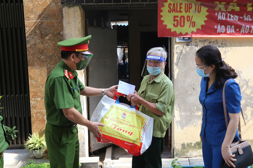 Đại tá, PGS. TS Nguyễn Đăng Sáu, Phó Giám đốc Học viện tặng quà cho các hộ gia đình chính sách gặp khó khăn do bị ảnh hưởng của đại dịch Covid - 19