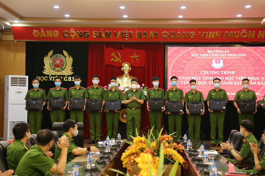Đại tá, PGS. TS Trần Hồng Quang, Phó Giám đốc Học viện trao máy tính cho các em học viên