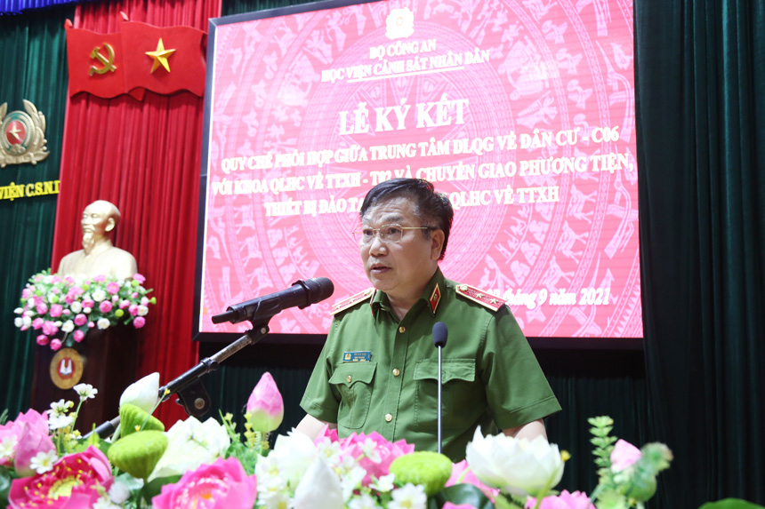 Trung tướng Tô Văn Huệ, Cục trưởng Cục Cảnh sát QLHC về TTXH phát biểu tại buổi lễ