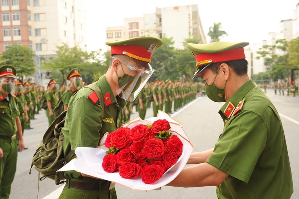 Thiếu tướng, GS.TS Trần Minh Hưởng - Giám đốc Học viện tặng hoa động viên đoàn công tác