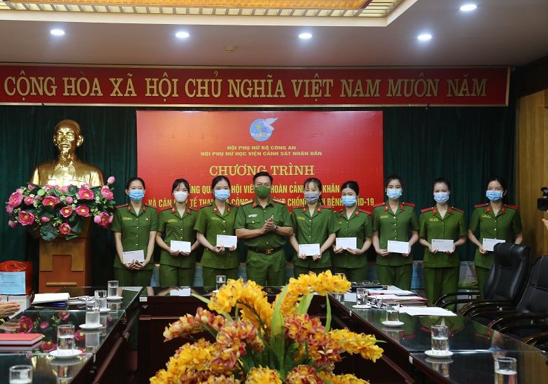 Đại tá, TS Nguyễn Đăng Sáu, Phó Giám đốc Học viện tặng quà các hội viên Hội Phụ nữ Học viện có hoàn cảnh khó khăn