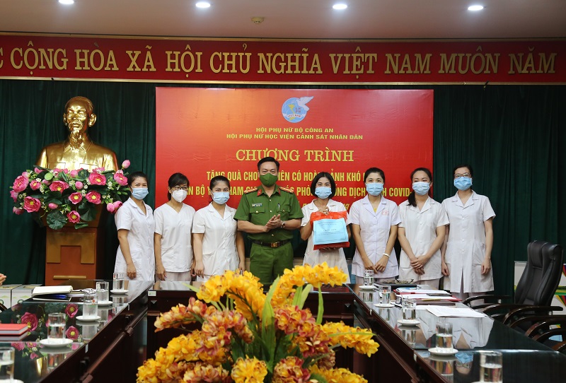 Đại tá, TS Nguyễn Đăng Sáu, Phó Giám đốc Học viện trao quà cho các cán bộ y tế tham gia công tác phòng chống dịch bệnh